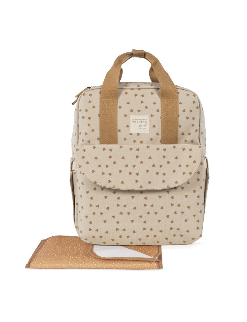 Mochila bege com padrão de corações castanhos e tapete de muda correspondente