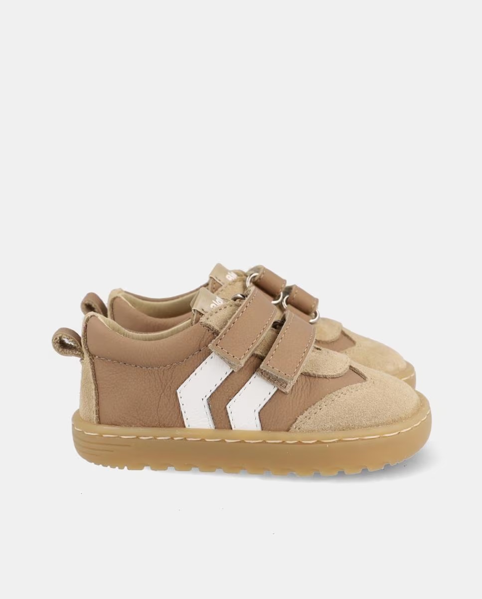 Sapatilhas infantis castanhas com fechos de velcro e detalhes brancos.