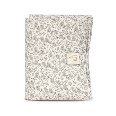 Tecido dobrado com padrão de folhas e etiqueta Walking Mum