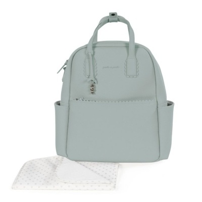 Mochila cinza claro com pingente e pano branco com corações cinza