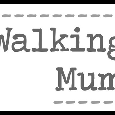 Logo com texto 'Walking Mum' cinza e linhas tracejadas cinza em fundo branco