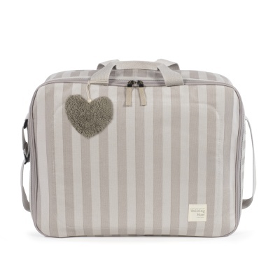 Mala riscada bege e branco com coração felpudo cinza e etiqueta Walking Mum