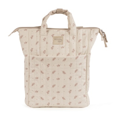 Mochila bege com padrão de folhas castanhas e etiqueta Walking Mum