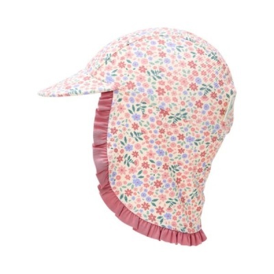 Chapéu infantil estampado com flores pequenas coloridas e folho rosa no pescoço