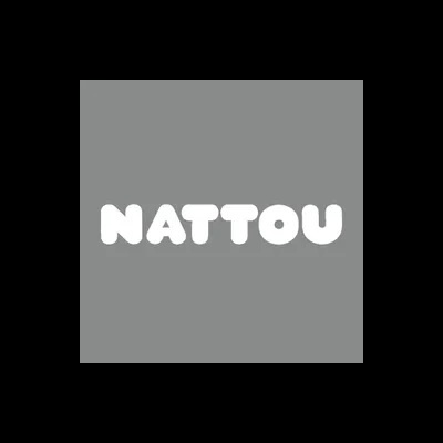 Logotipo NATTOU em texto branco sobre fundo cinza