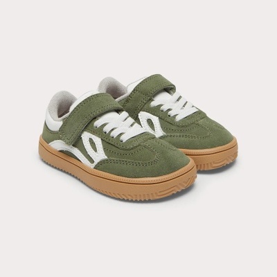 Sapatilhas infantis verdes com detalhes brancos e sola castanha