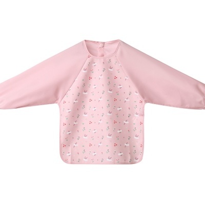 Babete rosa com manga comprida e padrão de pássaros e flores