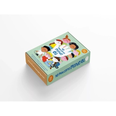 Caixa de jogo educativo No meu corpo mando eu com ilustrações de crianças e cores verde e laranja