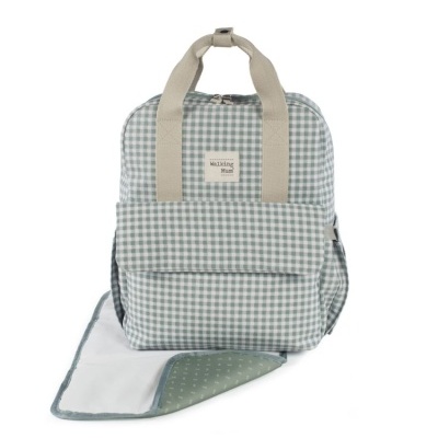 Mochila xadrez verde e branco com alças bege e etiqueta 'Walking Mum', com tapete mau trocador verde e branco.