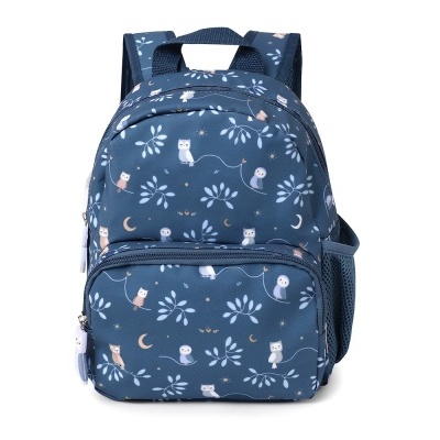 Mochila azul escura com padrão de corujas, estrelas, luas e ramos