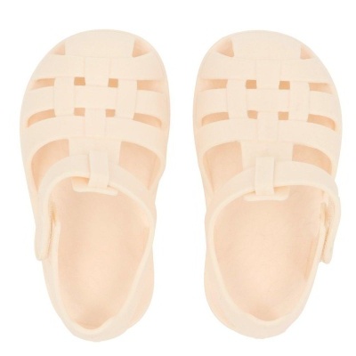 Par de sandálias rosa em material plástico com tiras cruzadas