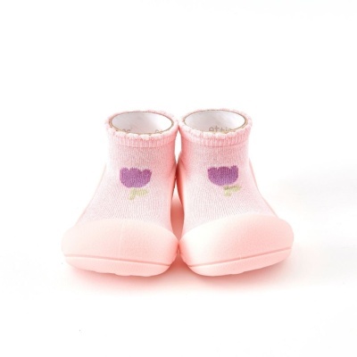Meias sapatilha cor-de-rosa claro com flor roxa e sola de borracha