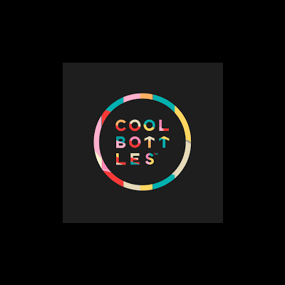 Logótipo colorido 'COOL BOTTLES' com círculo multicolorido sobre fundo preto.