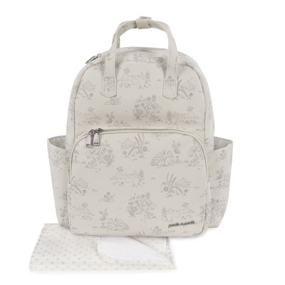 Mochila creme com padrão de flores e coelhos e capa branca com estampas pequenas