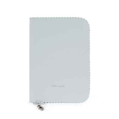 Capa azul claro com textura de pele sintética e ursinho metálico