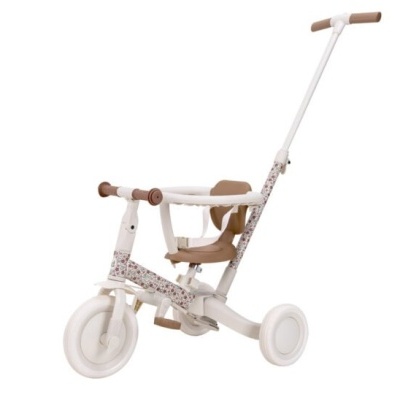 Triciclo infantil branco e castanho com detalhes floridos e barra de proteção