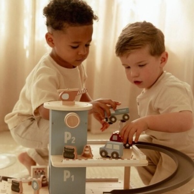 Little&#x20;Dutch&#x20;&#x7C;&#x20;Parque&#x20;De&#x20;Estacionamento&#x20;Fsc