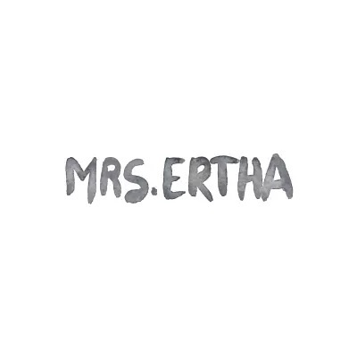 Texto manuscrito 'MRS. ERTHA' em tinta cinza num fundo branco
