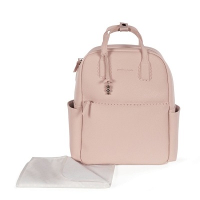 Mochila rosa claro em couro sintético com toalhete branco