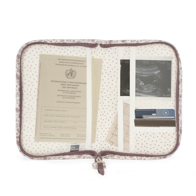 Walking&#x20;Mum&#x20;&#x7C;&#x20;Porta&#x20;Documentos&#x20;Gala&#x20;Cerise&#x20;-&#x20;Cereja