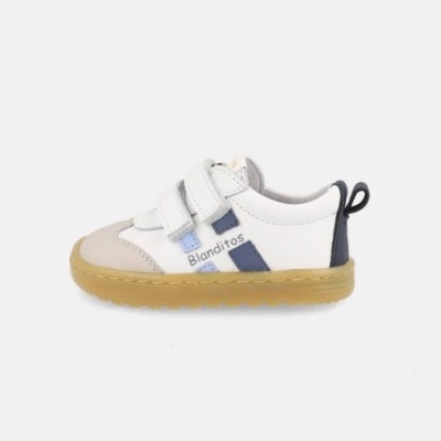 Ténis infantil branco com detalhes em azul e bege e sola castanha.