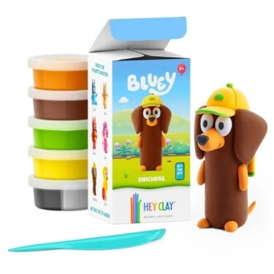 Conjunto Hey Clay com massa de modelar colorida e personagem Bluey em massa castanha com chapéu amarelo