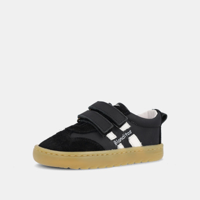 Tênis infantil preto com fecho de velcro e sola amarelada
