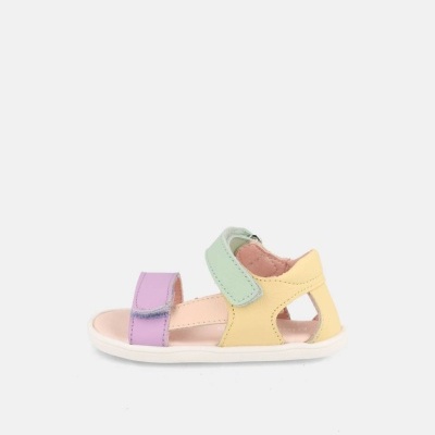 Sandália infantil colorida com velcro sobre fundo branco