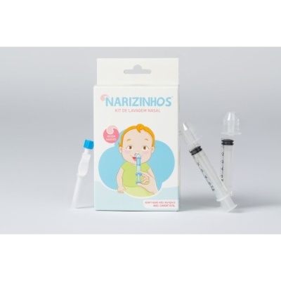 Kit de lavagem nasal para bebés com seringas e adaptador em embalagem branca.
