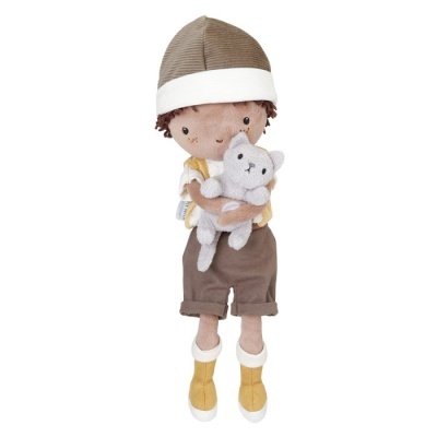 Boneco de tecido com roupa castanha e amarela segurando gato de peluche cinzento