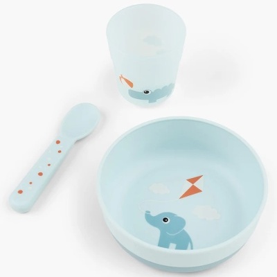 Conjunto de bebé azul claro com elefante e papagaio de papel laranja.