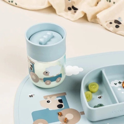 Done&#x20;by&#x20;Deer&#x20;&#x7C;&#x20;Copo&#x20;de&#x20;Aprendizagem&#x20;360&#x00BA;&#x20;Tiny&#x20;Farm&#x20;azul