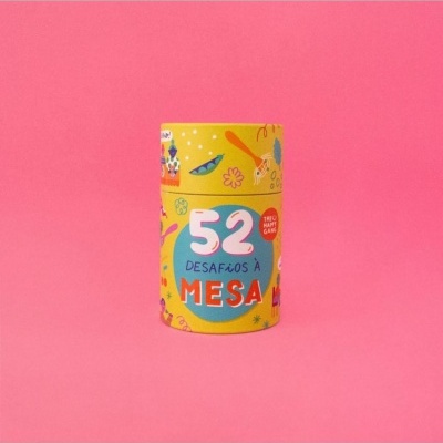 Embalagem cilíndrica amarela com texto e ilustrações coloridas