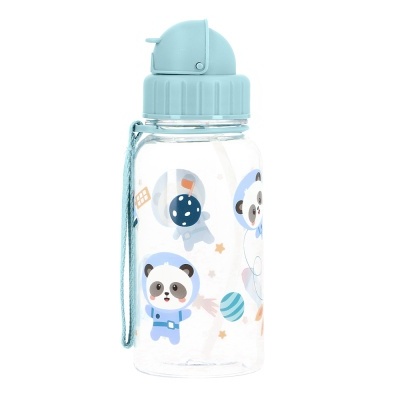 Garrafa de plástico com tampa azul e desenhos de pandas e espaço