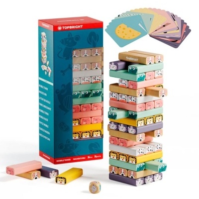 Jogo de torre de madeira colorida com blocos decorados e cartas de jogo