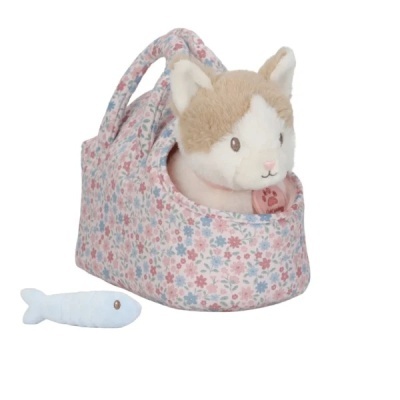 Brinquedo de gato de peluche numa bolsa floral com peixe de brinquedo azul claro ao lado