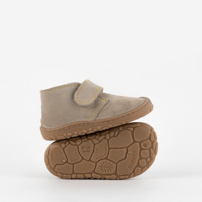 Sapato infantil bege em camurça com sola de borracha castanha e fecho de velcro