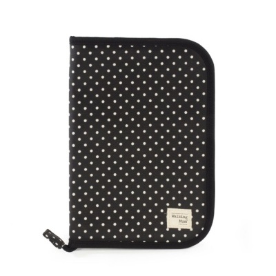 Estojo preto com bolinhas brancas e etiqueta Walking Mum