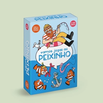 Caixa colorida de jogo de cartas intitulada 'vamos jogar ao PEIXINHO' com ilustrações de pescador e peixes