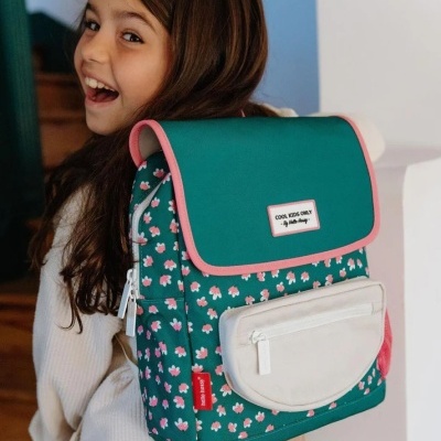 mochila infantil verde com flores rosa e bolso branco