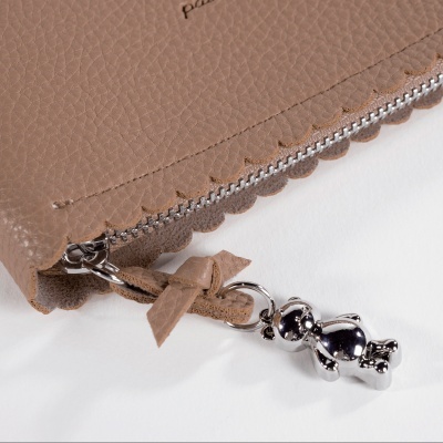 Pasito&#x20;a&#x20;Pasito&#x20;&#x7C;&#x20;Porta&#x20;Documentos&#x20;Icon&#x20;Caramel&#x20;-&#x20;Castanho