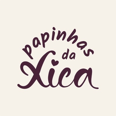Logotipo com texto 'papinhas da Xica' em roxo escuro sobre fundo bege