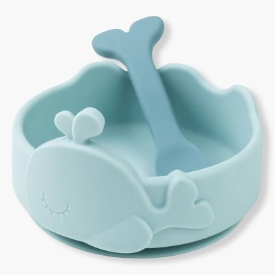 Conjunto de colher e prato azul claro em forma de baleia.