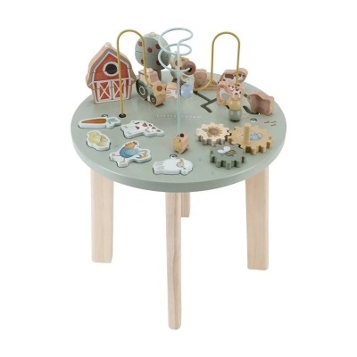 Mesa de atividades infantil em madeira com brinquedos de fazenda coloridos no tampo verde