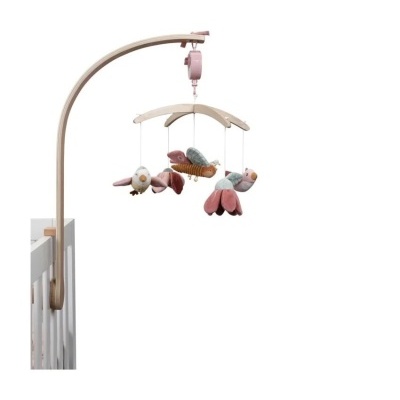 Móvel de berço com pássaros de peluche coloridos pendurados em suporte de madeira