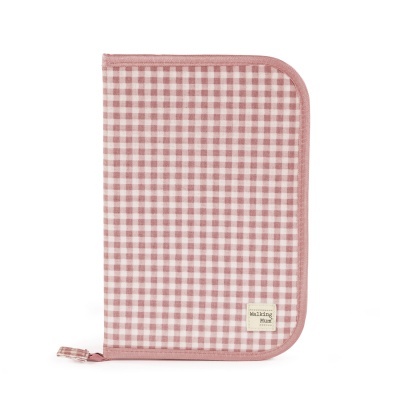 Capa para livro ou caderno rosa com padrão aos quadrados e etiqueta Walking Mum