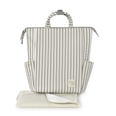 Mochila para bebé riscada cinza e branca com tapete bege de pontos pretos