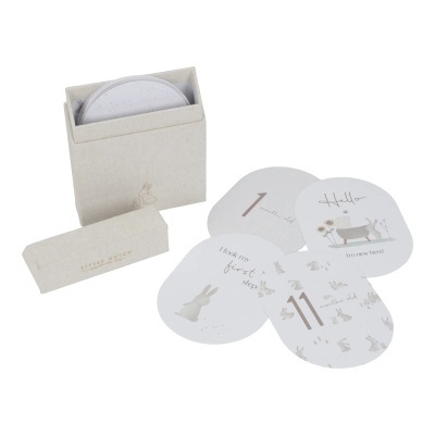 Cartões para bebé LITTLE DUTCH com ilustrações de coelhos e texto em inglês em caixa bege de tecido