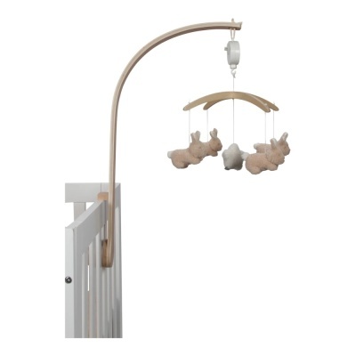 Móbile para berço com coelhinhos de pelúcia castanhos e estrutura em madeira clara