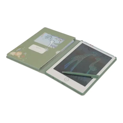 Tablet branco com capa rígida verde e desenhos digitais de girafas e caneta verde